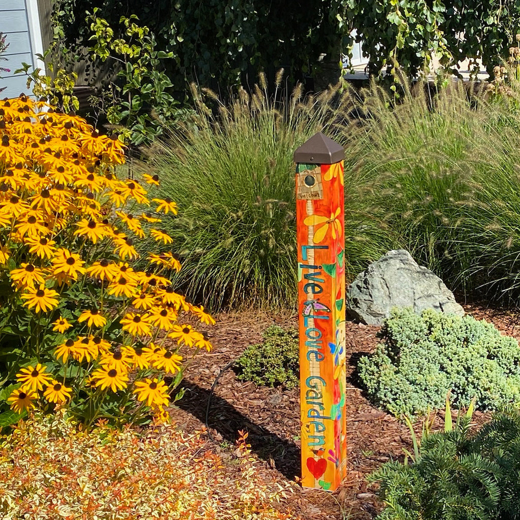 A customer sent in this beautiful photo. This pole compliments the garden so well! 👩‍🌾