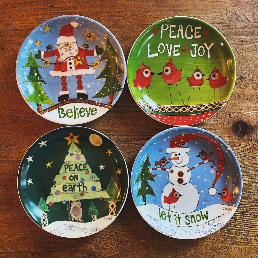 Bring some cheer to how you serve your guests with these appetizer plates 🎄